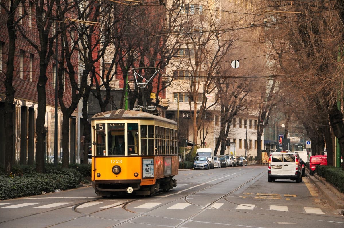 milan-italy-tram-transportation